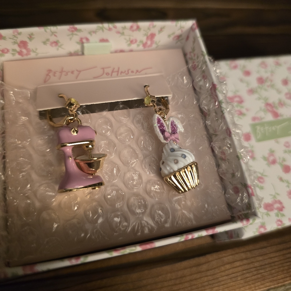 Betsey JohnsonSpring Bunny Cupcake Mismatch Drop Earrings - Picture 12 of 14